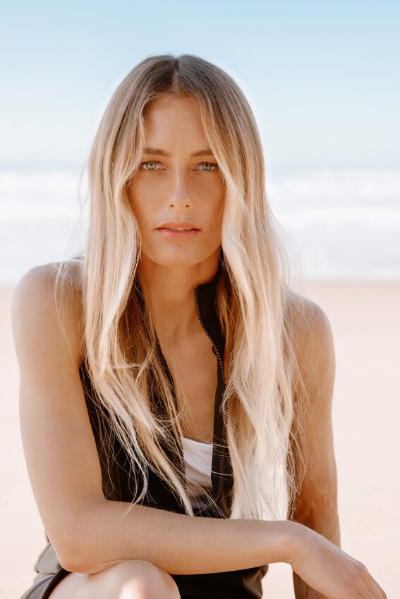 Cabelo loiro de Joana Schenker embaixadora kérastase
